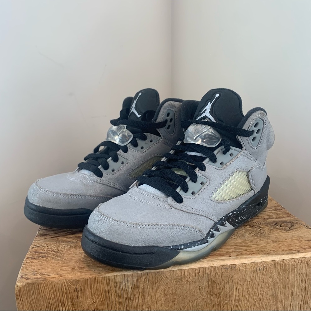 Jordan’s Retro 5 GS Wolf Grey Size 5 Y or Women’s Size 6.5